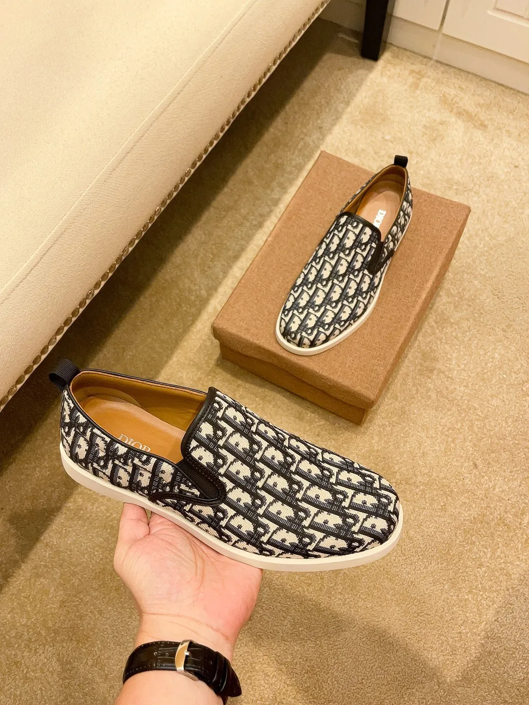 Factory price 380🔥[Dior] The latest 2024 new model is carefully crafted and set off the audience! An international brand that continues to innovate. This men's all-season casual shoe, the original version, has an all-leather upper, breathable and comfortable leather feet ➕Rubber non-slip outsole, breathable and comfortable, quality speaks for itself👄Color: two colors Size: 38-44
